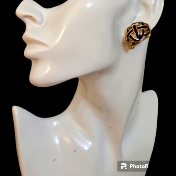 Vintage Jewelry - VTG 80s Black Enamel Basketweave Dome Clip-on Earrings
